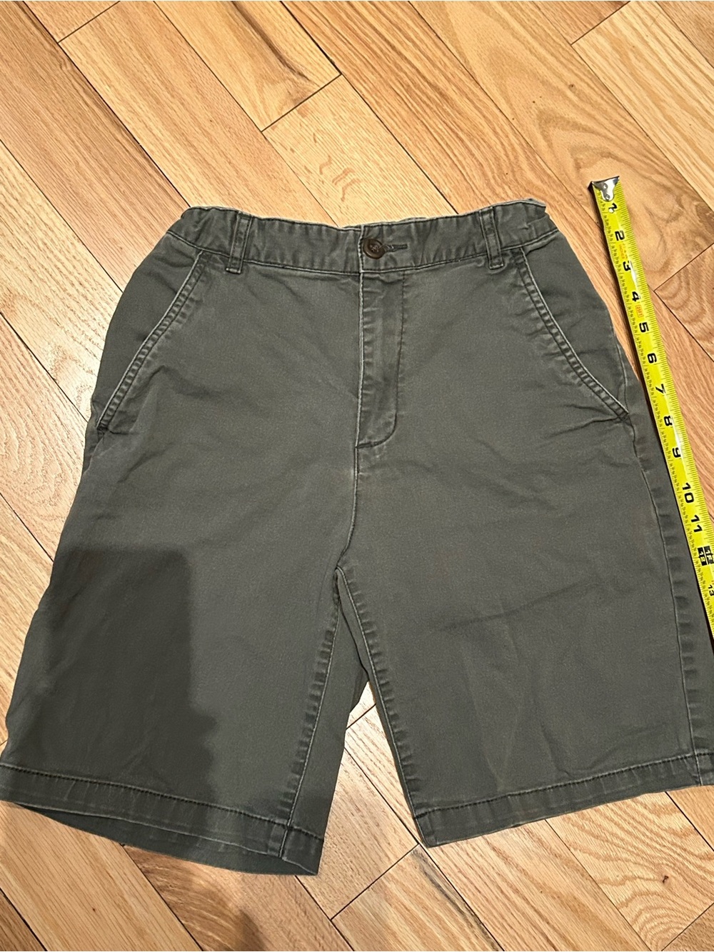 Boy‘s Classic Cargo-Style Shorts in Dark Green